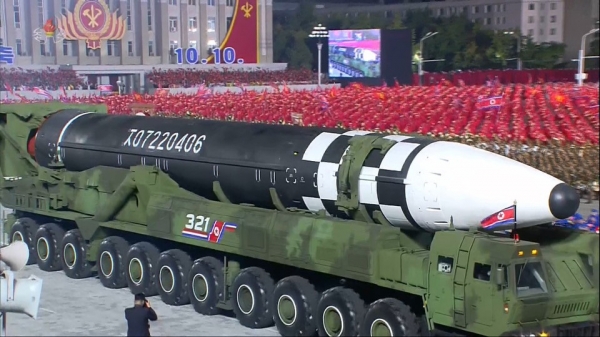 북한이 노동당 창건 75주년 기념 열병식에서 공개한 신형 대륙간탄도미사일(ICBM). 연합뉴스