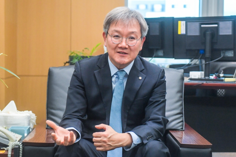 정일동 한국은행 제주본부장이 2023년 계묘년 새해를 맞아 본지와의 대담에서 올해 제주경제 전망에 대해 말하고 있다.