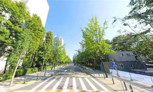 서울시 송파구 중대8길에서 도로 다이어트로 녹색 공간이 조성된 모습. 이 도로는 국토부 안심도로 공모전에서 최우수상을 수상했다.