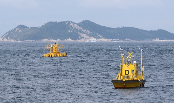 해상풍력 설치 예정지인 추자도 해역에 설치된 부유식 해상풍향계측기 모습.