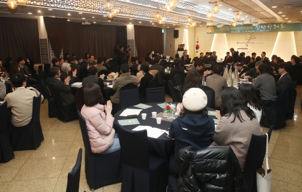 제주도기자협회는 지난 17일 아젠토피오레 컨벤션홀에서 신년하례회를 열고 2022년도 제주도기자상 시상식을 개최했다.