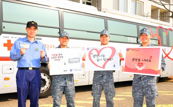 해군7기동전단(전단장 김인호)은 6일 부대에서 전단 장병과 군무원들이 참여한 가운데 ‘사랑의 헌혈운동’을 전개했다.