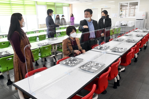 각급 학교 급식실에 설치된 칸막이 처리에 혼선을 빚고 있다.(제주일보 자료사진)
