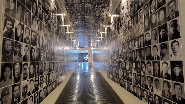 제주4.3평화기념관 전시관에 부착된 4.3희생자 얼굴들. 전시관 맨 마지막 코너에는 희생자들을 추모하기 위해 얼굴 사진이 게시됐다.