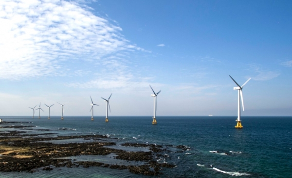 제주시 한경면 바다에 설치된 국내 최초의 상업용 해상풍력발전인 탐라해상풍력 발전단지 모습.