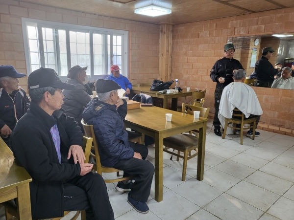 남제주교회 이동근 안수집사가 수산마을 노인회를 대상으로 7년째 무료 이발봉사를 이어오면서 지역사회에 귀감이 되고 있다.