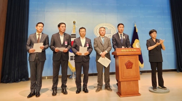 제주지역 국회의원들은 3일 국회 소통관에서 재외동포청 유치를 위한 기자회견을 열었다.