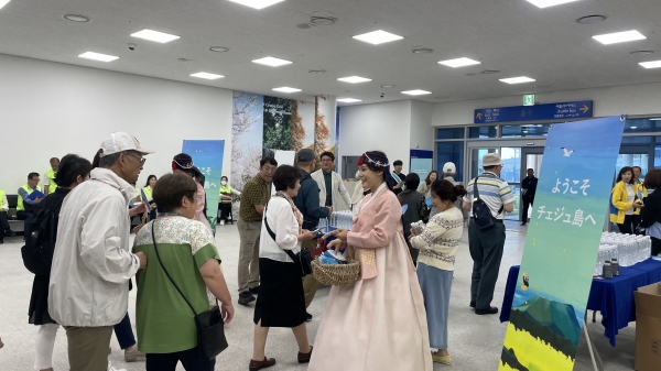일본에서 출발한 ‘르 솔레알’호와  ‘닛폰마루’호가 29일 오전 제주항에 입항했다. 사진은 환영 행사가 진행되는 모습.