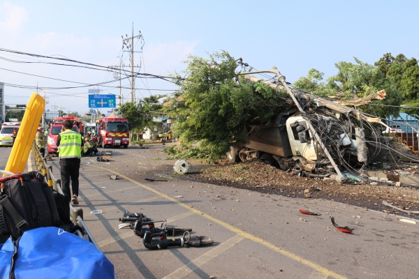 지난 15일 4명의 사상자가 발생한 서귀포시 옛 동홍동주민센터 인근 도로 교통사고 현장의 모습.