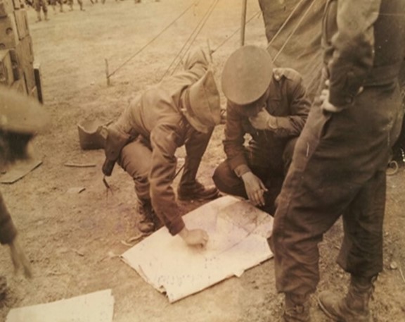 미군 제123통신사진파견대가 1948년 5월 15일 촬영한 사진에는 제주도 주둔 9연대 고문관 리치 대위가 한국군 장교와 공산주의자들이 극성을 부리는 마을을 공격할 계획을 세우고 있다고 설명하고 있다. 사진 미국립문서기록관리청 소장