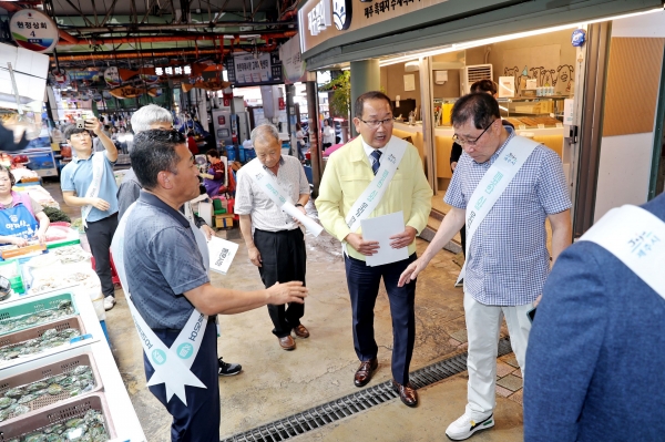 강병삼 제주시장은 5일 청결한 시장환경을 만들기 위해 동문시장 상인회장들과 집수구(우수관로)를 점검하고 있다.