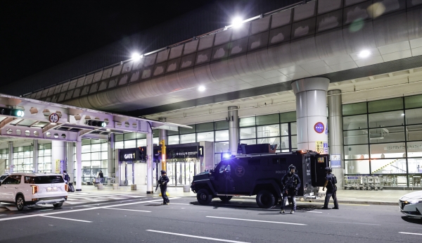 제주경찰청이 제주국제공항에 특공대와 전술 장갑차량을 배치했다.