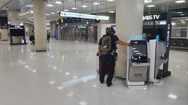 지난 6일 밤 폭발 테러가 예고되면서 경찰이 제주국제공항을 정밀 수색하고 있다.