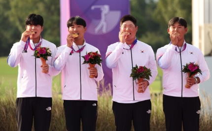 장유빈(왼쪽부터)과 조우영, 임성재, 김시우가 지난 1일 중국 항저우 서호 국제 골프코스에서 열린 2022 항저우아시안게임 단체전 시상대에서 금메달을 깨물고 있다.