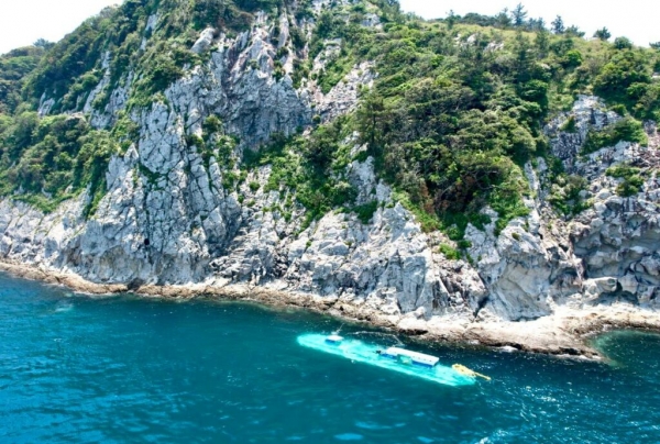 서귀포 문섬 앞 바다에 관광잠수함이 기항한 모습. 2022년 3월 녹색연합 제공