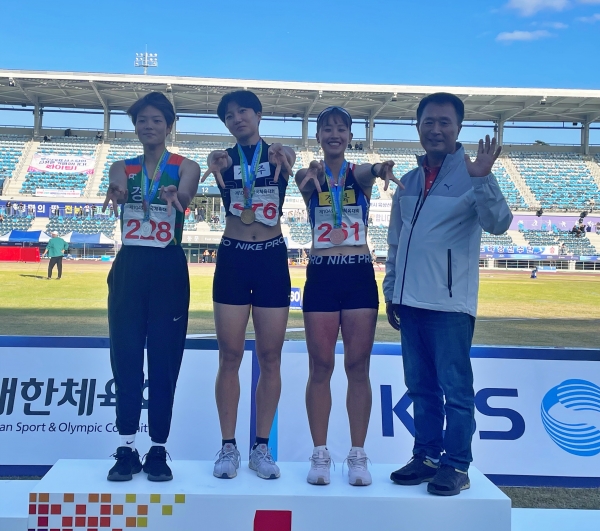 여자대학부 멀리뛰기 경기에서 금메달을 획득한 박지현(사진 가운데).