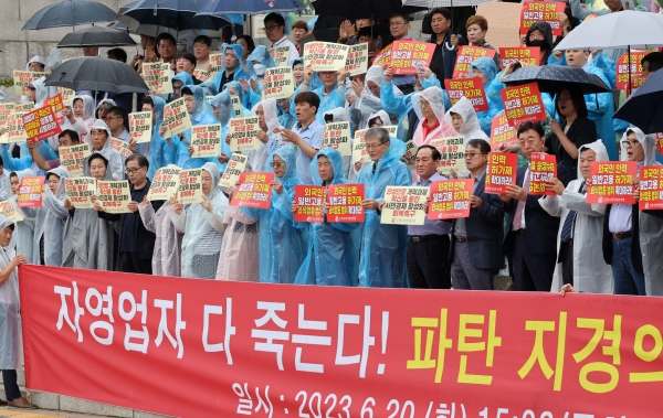 한국외식업중앙회 자영업자들이 지난 6월 국회 앞에서 생계 회복 촉구 기자회견을 열었다.