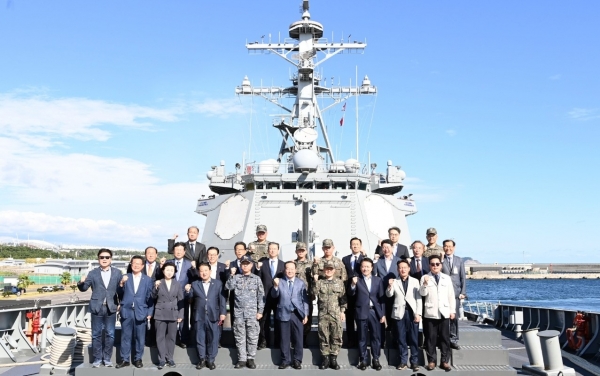 국회 국방위원회 소속 의원들은 지난 19일 제주해군기지에서 이지스 구축함인 서애류성룡함에 승선, 대잠수함전 훈련을 참관했다. 사진 해군 제공