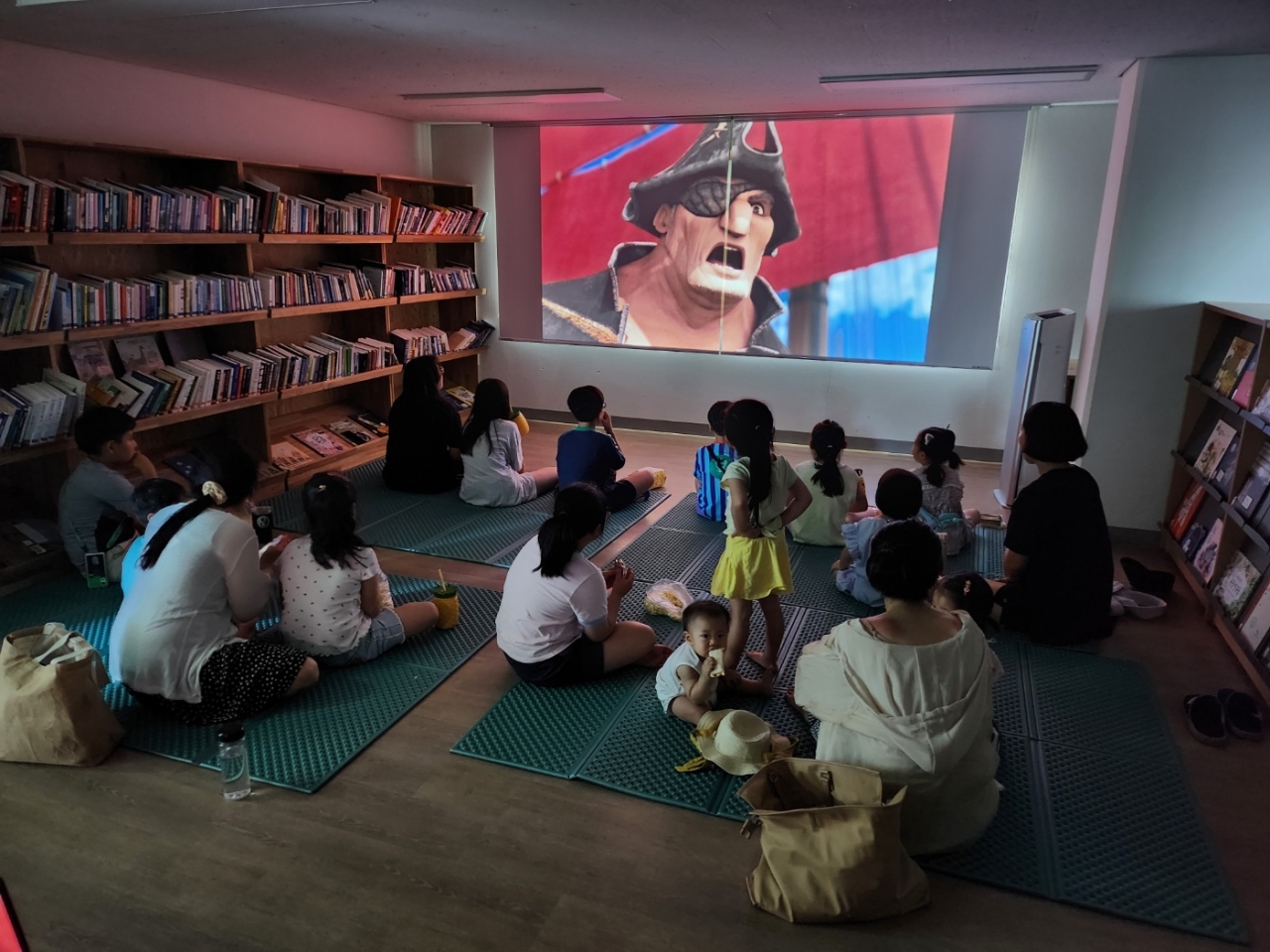JDC공공임대주택 내 작은도서관에서 어린이들을 위해 영화를 상영하고 있다. 사진=JDC 제공
