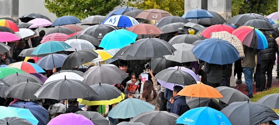 2024년도 대학수학능력시험이 끝난 16일 오후 제주여자고등학교 정문에에 수험생 가족들이 우산을 쓰고 자녀들을 맞이하고 있다. (고봉수 기자)