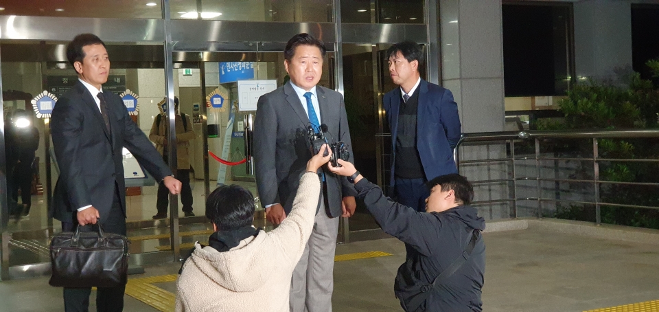 결심 공판이 끝난 후 오영훈 제주특별자치도지사가 제주지방법원 앞에서 검찰 구형에 대한 입장을 밝히고 있다.