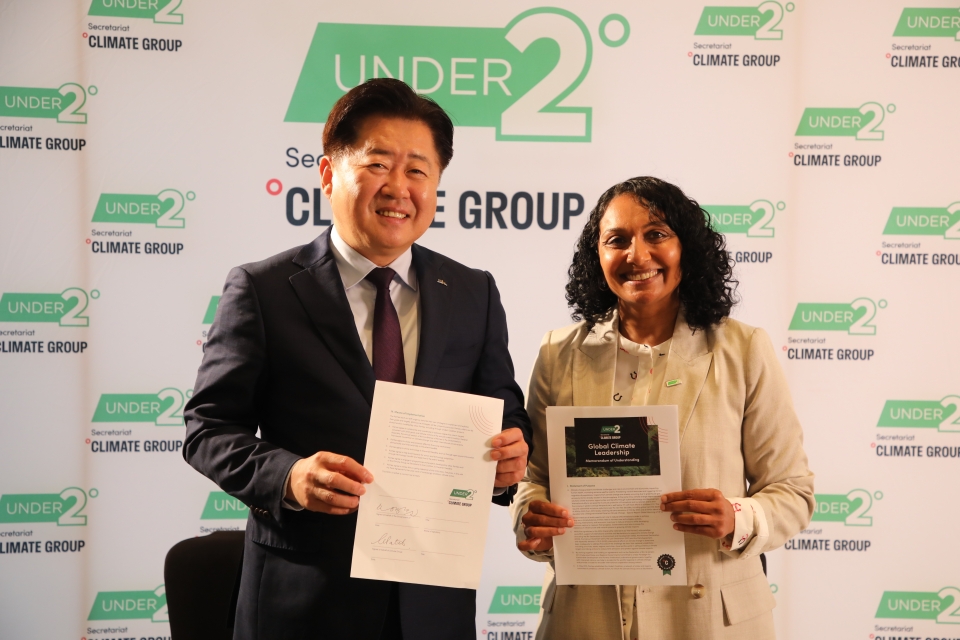 오영훈 제주지사가 3일 오전(현지시간) 아랍에미리트 두바이에서 개최된 기후그룹 ‘국제 기후변화 네트워크 세계도시연맹(언더2연합·Under2 Coalition)’ 총회에 참석해 정회원 가입에 서명했다.