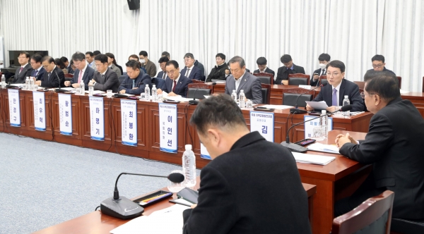 제주특별자치도와 국회 지역균형발전포럼(공동대표 송재호·박성민)은 6일 제주도청 회의실에서 제주지역 회의를 개최했다.