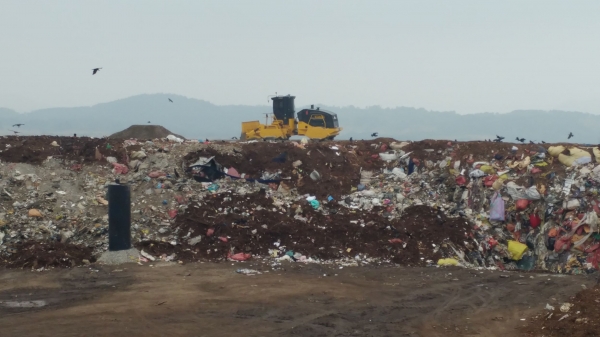 제주시 봉개동 쓰레기매립장에서 과거 각종 폐기물을 묻고 있는 모습.