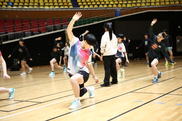 전지훈련에 참가한 국가대표 후보 선수들이 한라체육관에서 기초체력 훈련 중 바디발렌스 강화훈련을 하고 있다.