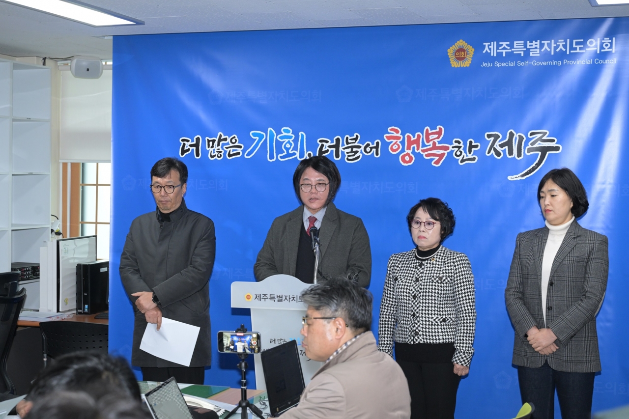 제주도의회 국민의힘 의원들이 12일 도의회 기자실에서 기자회견을 열고 김희현 정무부지사의 사퇴를 촉구했다.
