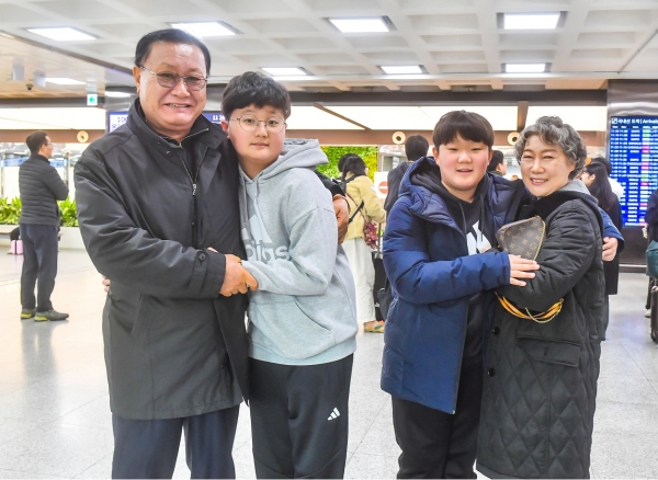 설 명절을 사흘 앞둔 7일 제주국제공항 대합실에 귀성객들이 오래만에 만난 가족들과 행복한 표정으로 즐거워 하고 있다. 고봉수 기자