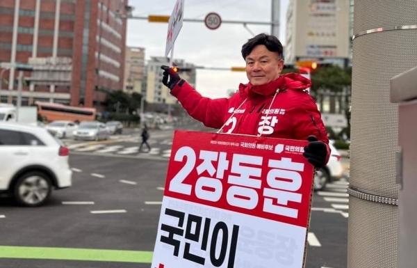 4.10 총선에 도전하는 장동훈 예비후보가 제주시 노형오거리에서 거리 유세를 하는 모습.