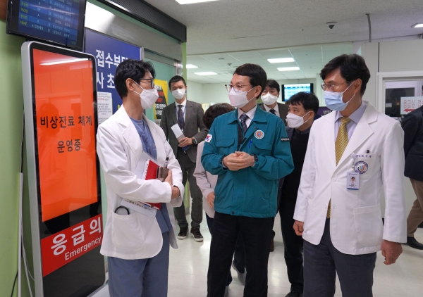 김성중 제주특별자치도 행정부지사는 지난달 21일 제주대학교병원 응급의료센터를 방문, 비상진료 체계를 점검하고 의료진을 격려했다.