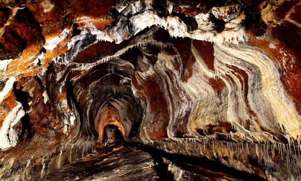 종유석, 석순 등이 생성된 용천동굴 모습 (제주도 세계유산본부 제공)