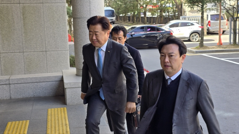 항소심 재판을 받기 위해 20일 제주지방법원으로 들어서고 있는 오영훈 제주특별자치도지사의 모습.