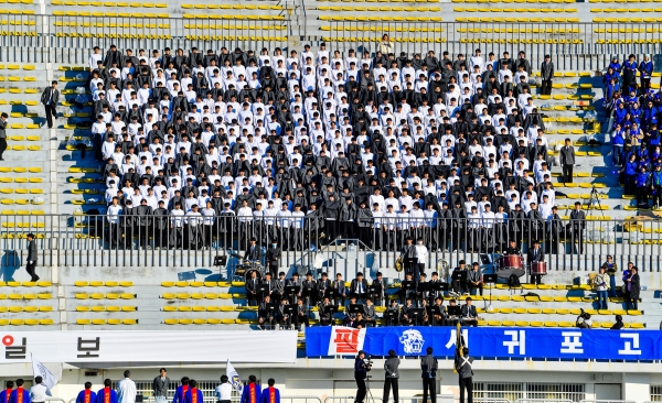 21일 고등부 예선에서 서귀포고등학교 학생들이 모교 상징인 사자 얼굴을 형상화한 배경 속에서 응원전을 펼치고 있다. 고봉수 기자