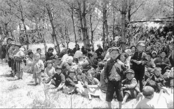 1948년 11월부터 진행된 중산간 마을 초토화 작전으로 피신한 어린이와 부녀자들.