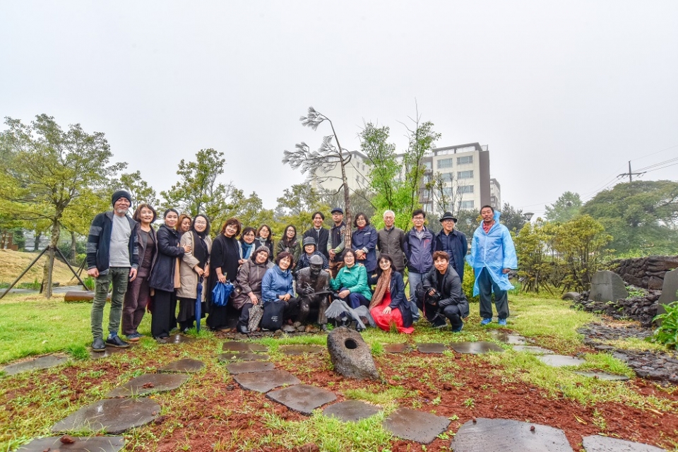 비가 내리던 지난 4월 14일 변시지 추모 공원에서 바람난장 가족들이 변시지 화백의 동상 앞에서 사진을 찍고 있다.