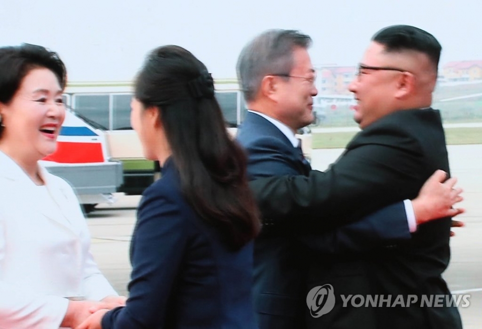 '2018남북정상회담평양'의 첫날인 18일 평양 순안공항에 도착한 문재인 대통령이 마중 나온 김정은 북한 국무위원장과 포옹하는 장면이 이날 서울 중구 DDP 메인프레스센터에 중계되고 있다.