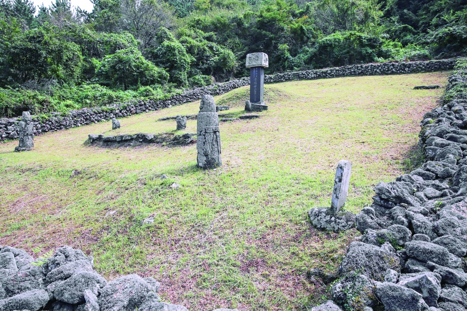 제주시 아라동에 있는 전남의 묘역. 3단계로 이뤄진 묘역으로, 구비석에 놓인 좌대는 현무암으로 만든 거북이 모양이다.