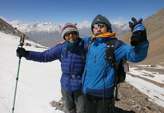 이영철 작가가 네팔 안나푸르나 트레킹의 최고 정점인 해발 5416m에 오른 모습.