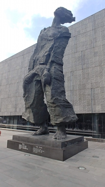 기념관 입구에 세워진 ‘가파인망’(家破人亡·가정은 파괴되고 사람은 죽어간다) 동상은 대학살의 비극을 대변해 주고 있다.