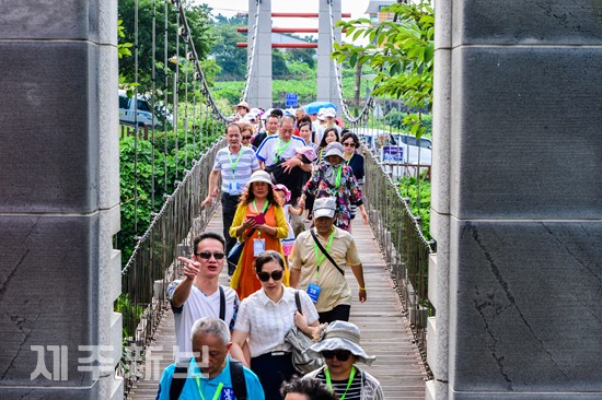 용연다리를 찾은 중국인 관광객들. 제주신보 자료사진