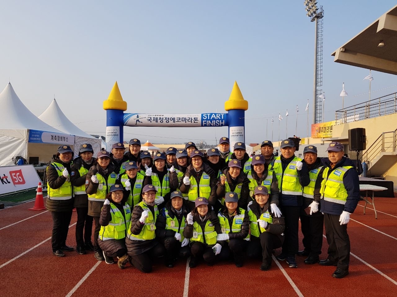 제주시자치경찰주민봉사대(대장 신경한) 대원 36명이 지난 23일 대회 행사장에서 교통 통제와 급수 지원 봉사에 나섰다.