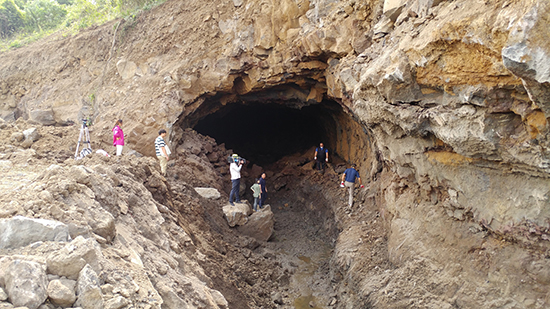 세계유산본부 전문가들이 제주시 한림읍 상명리 모 채석장 인근에서 축산분뇨로 오염된 대형 용암동굴을 조사하고 있다. 제주신보 자료사진