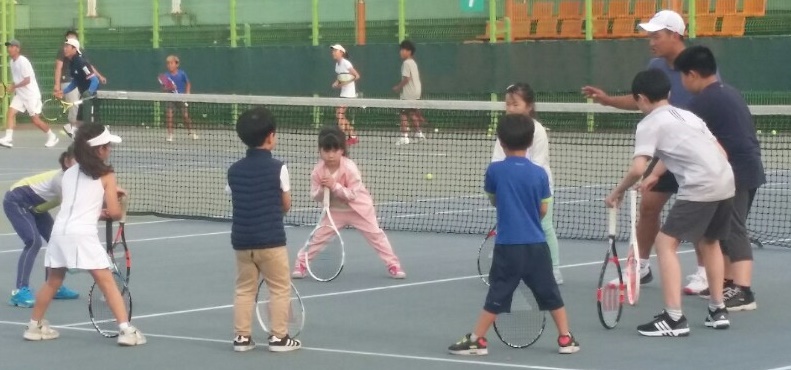 테니스 프로그램 수준별 학습반 운영 모습.