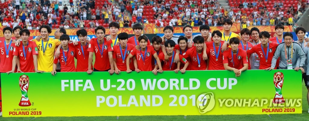 15일 오후(현지시간) 폴란드 우치 경기장에서 열린 2019 국제축구연맹(FIFA) 20세 이하(U-20) 월드컵 결승 한국과 우크라이나의 경기에서 1-3으로 패하며 준우승을 차지한 뒤 선수단이 시상식에서 기념촬영을 하고 있다.