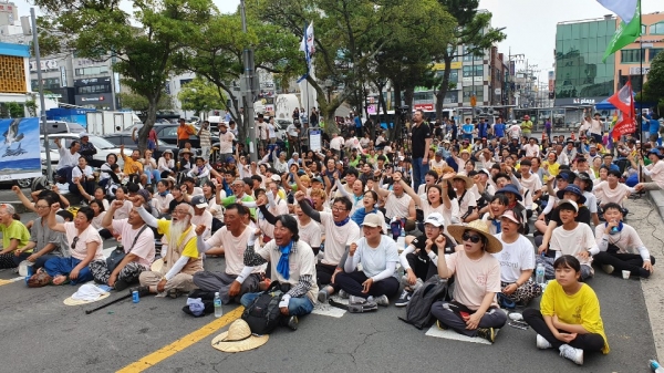'2019 생명평화대행진' 참가자들이 3일 제주시청 앞 도로에서 대행진을 마무리하는 생명평화문화제를 갖고 있다.