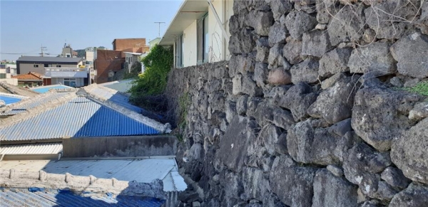 제주시 산지천 남수각 하늘길 벽화거리에는 성벽의 흔적이 남아있다.