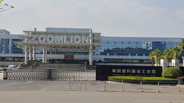 타워크레인과 농업장비 제조업체인 Zoomlion 건물 전경.
